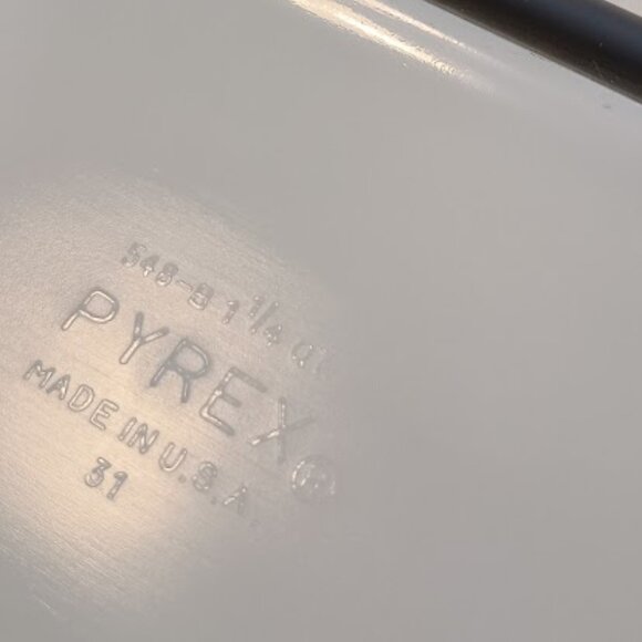 Vintage Pyrex Black Snowflake Space Saver 1 1/4 Quart with Lid - Picture 6 of 7